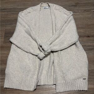 Hollister Women's Cream cardigan